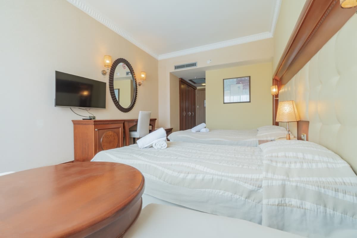 Pineta Park Hotel standart oda — çift kişilik yatak, klima ve modern dekor