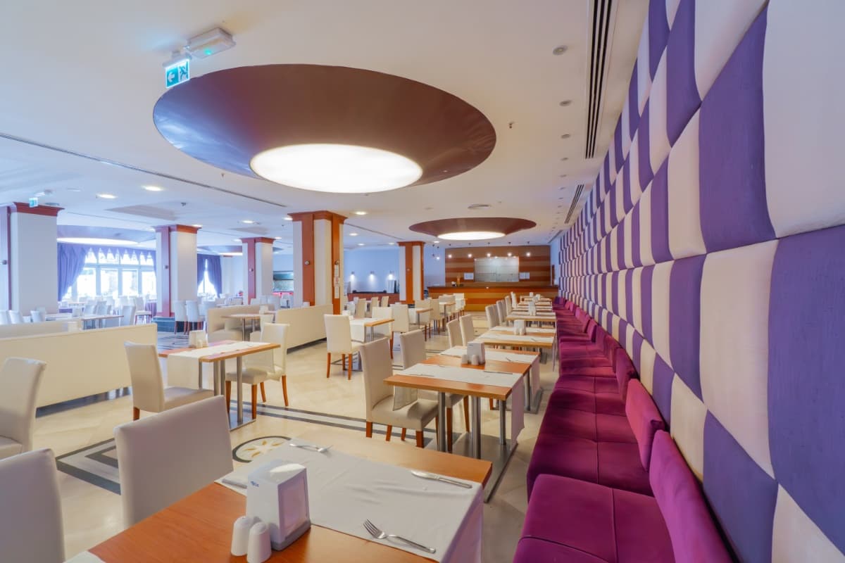 Milenyum Restaurant iç mekan — masa düzeni ve dekorasyon