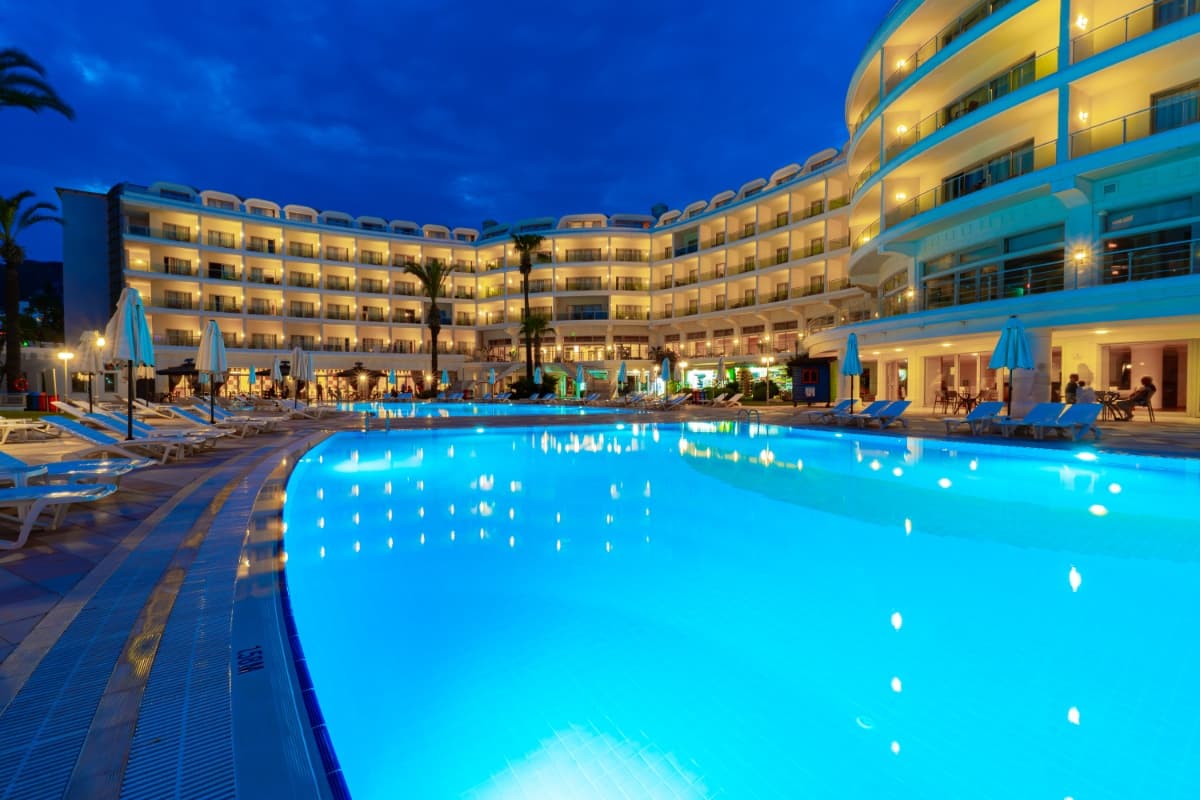 Pineta Park Hotel — açık havuz ve tesis görünümü